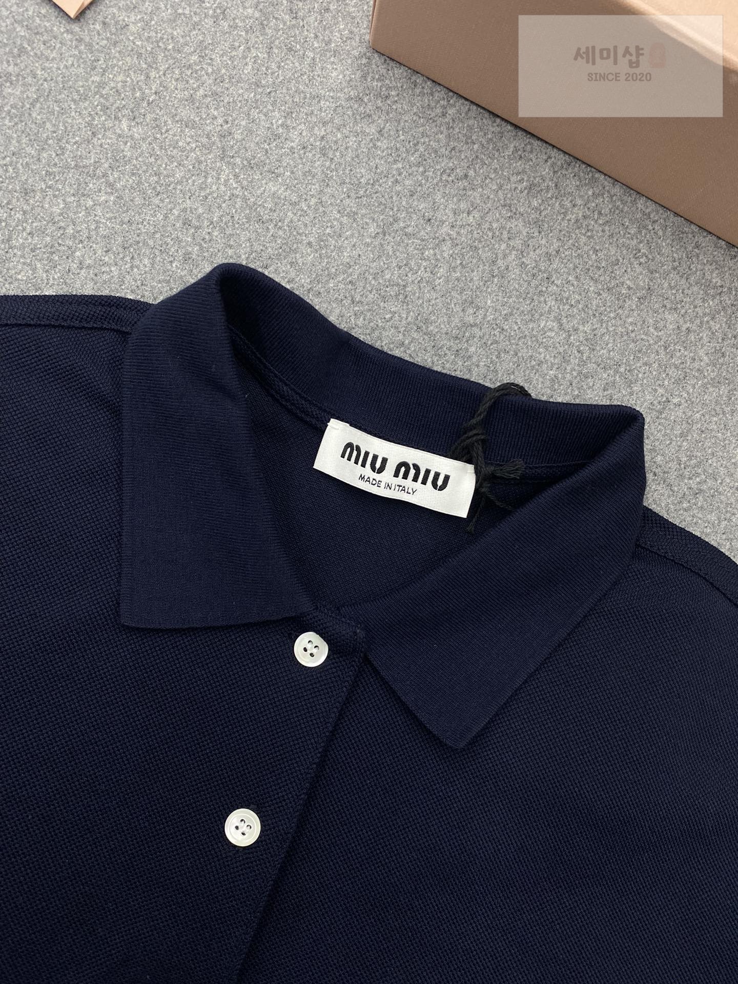 Miu Miu 미우미우 자수 로고 코튼 피케 폴로 반팔 셔츠 “2COLOR” 레플리카 9번 이미지 - 의류 | 세미샵 레플리카 사이트