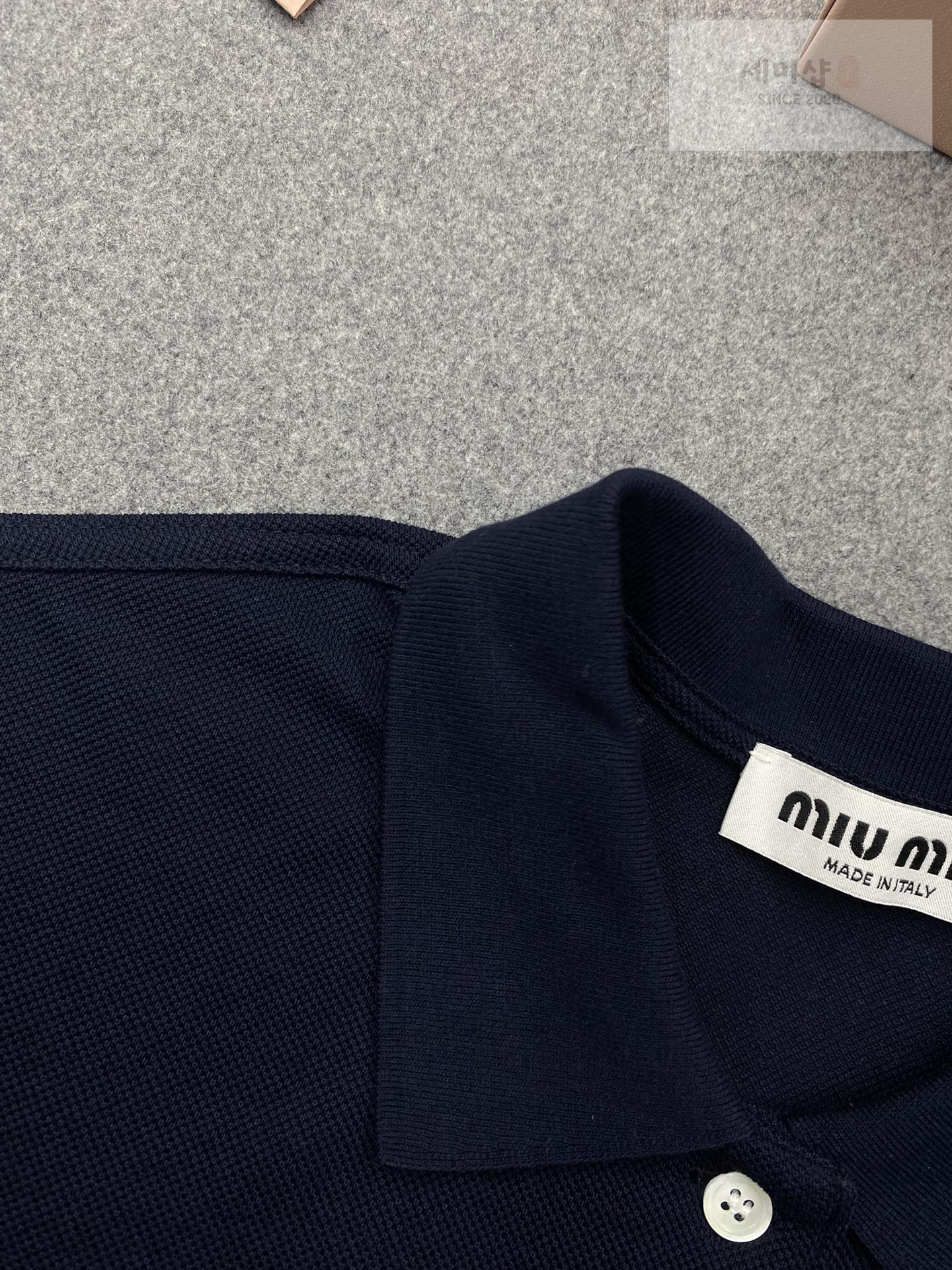Miu Miu 미우미우 자수 로고 코튼 피케 폴로 반팔 셔츠 “2COLOR” 레플리카 10번 이미지 - 의류 | 세미샵 레플리카 사이트
