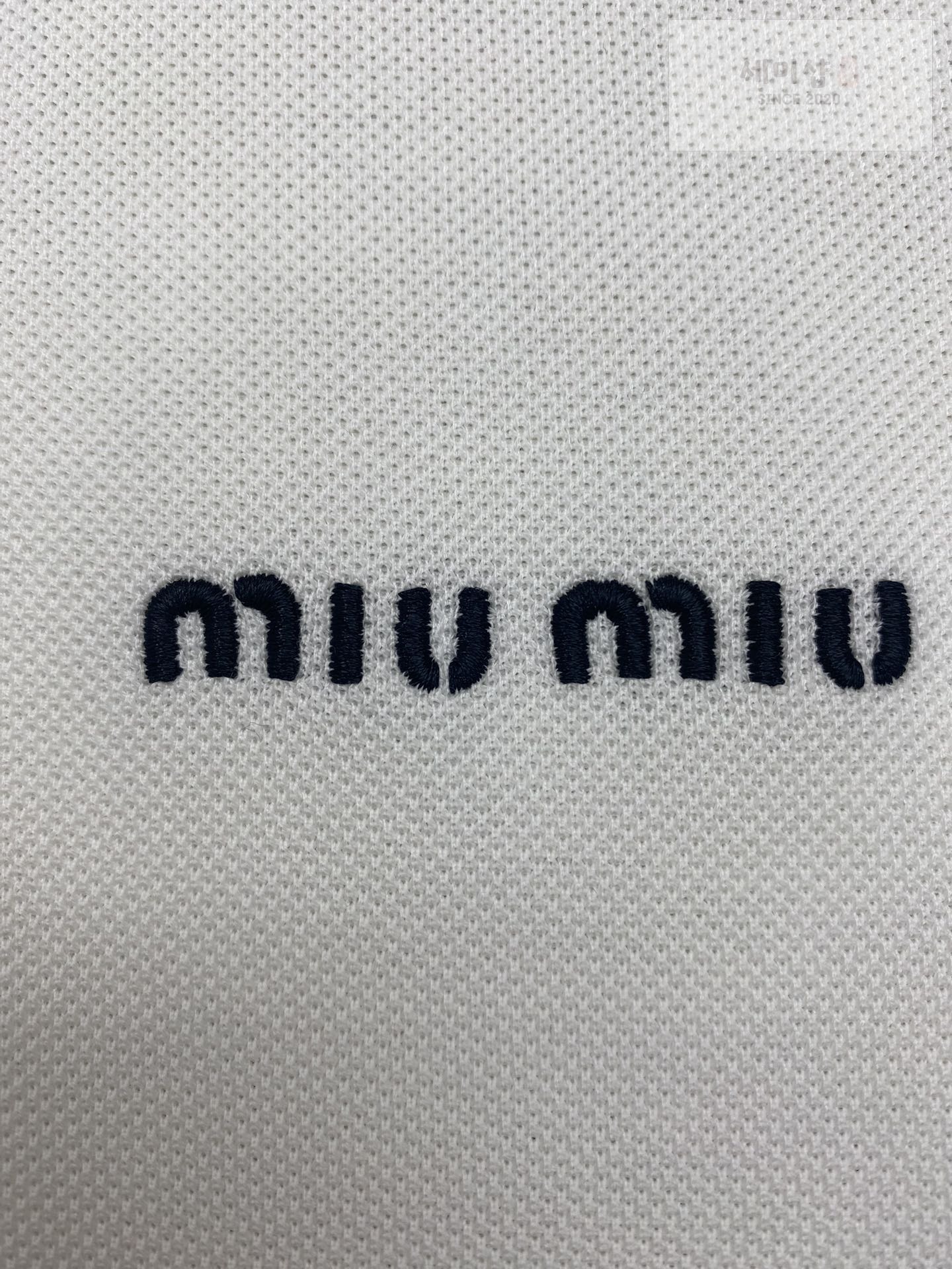 Miu Miu 미우미우 자수 로고 코튼 피케 폴로 반팔 셔츠 “2COLOR” 레플리카 18번 이미지 - 의류 | 세미샵 레플리카 사이트