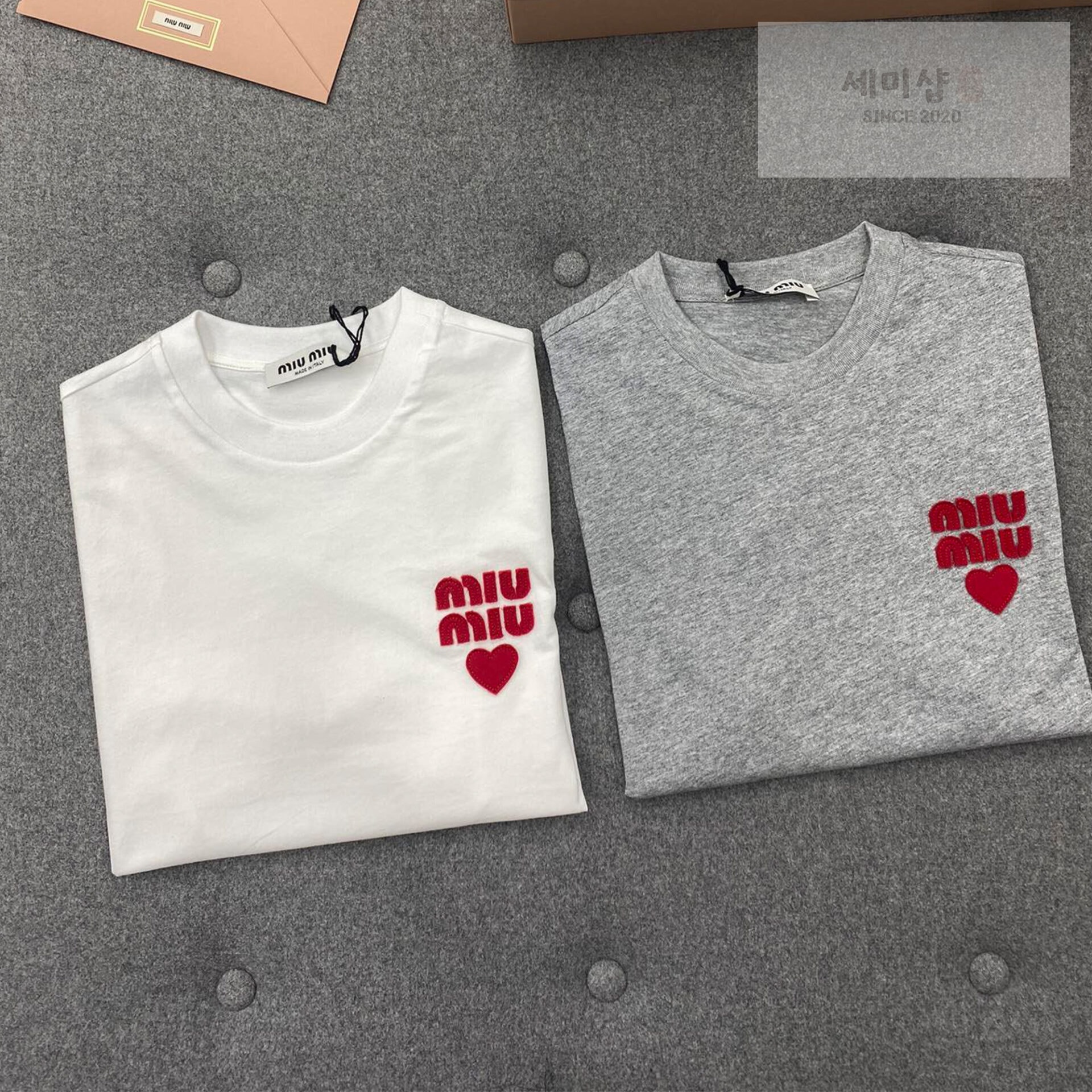 Miu Miu 미우미우 하드 자수 패치 반팔 티셔츠 “2COLOR” 화이트 의류 1번 이미지