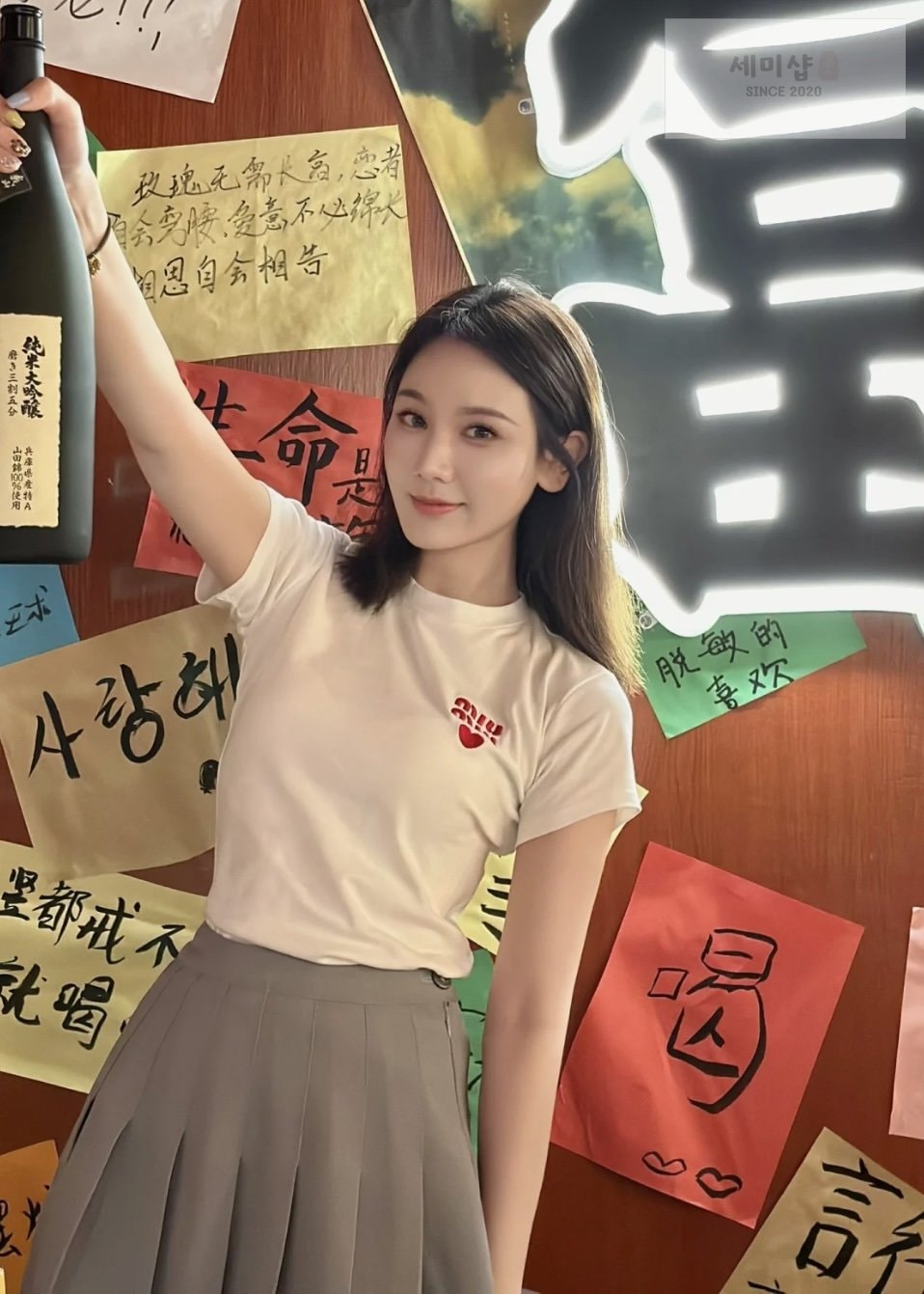 Miu Miu 미우미우 하드 자수 패치 반팔 티셔츠 “2COLOR” 화이트 의류 3번 이미지
