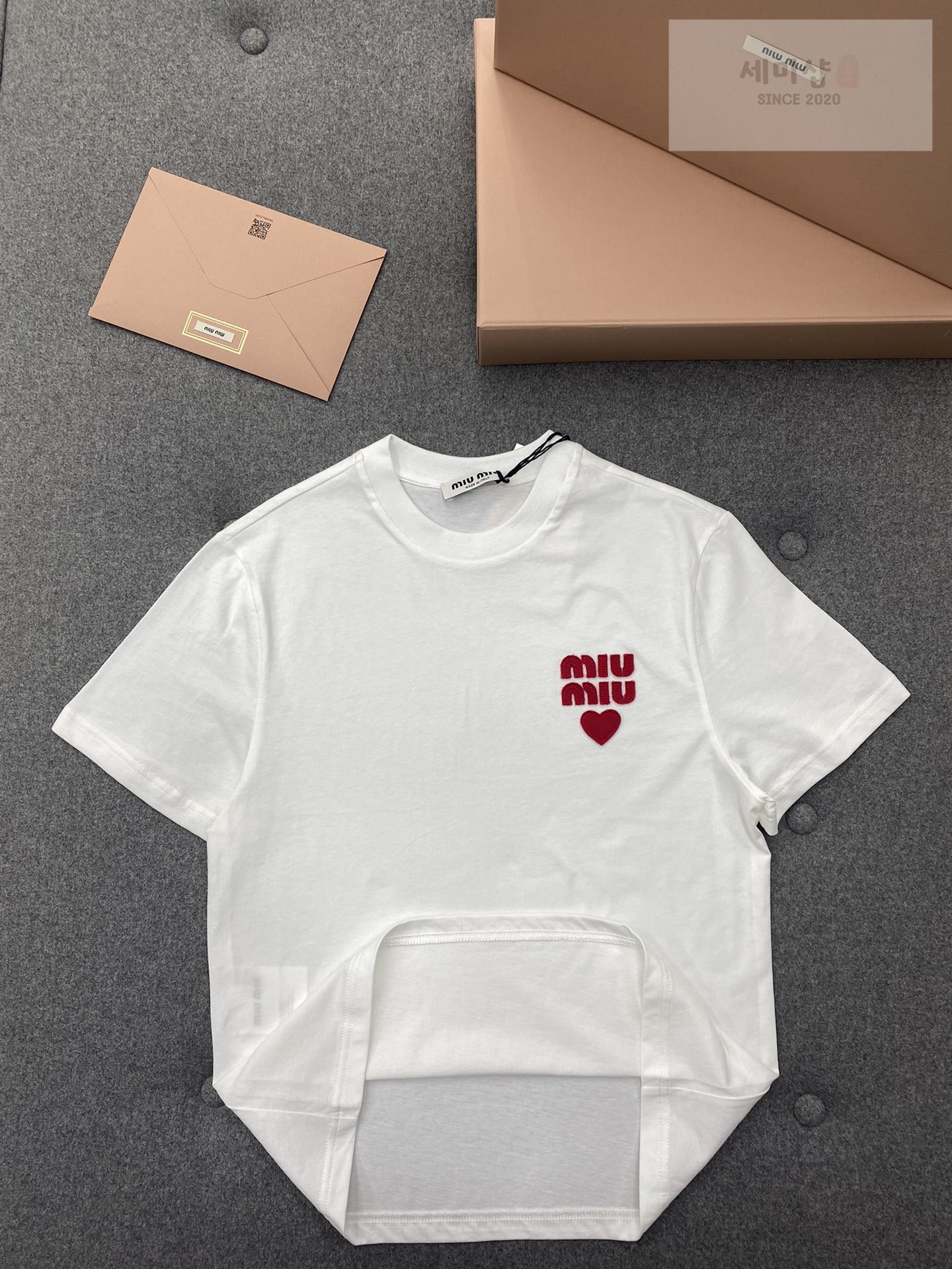 Miu Miu 미우미우 하드 자수 패치 반팔 티셔츠 “2COLOR” 화이트 의류 5번 이미지