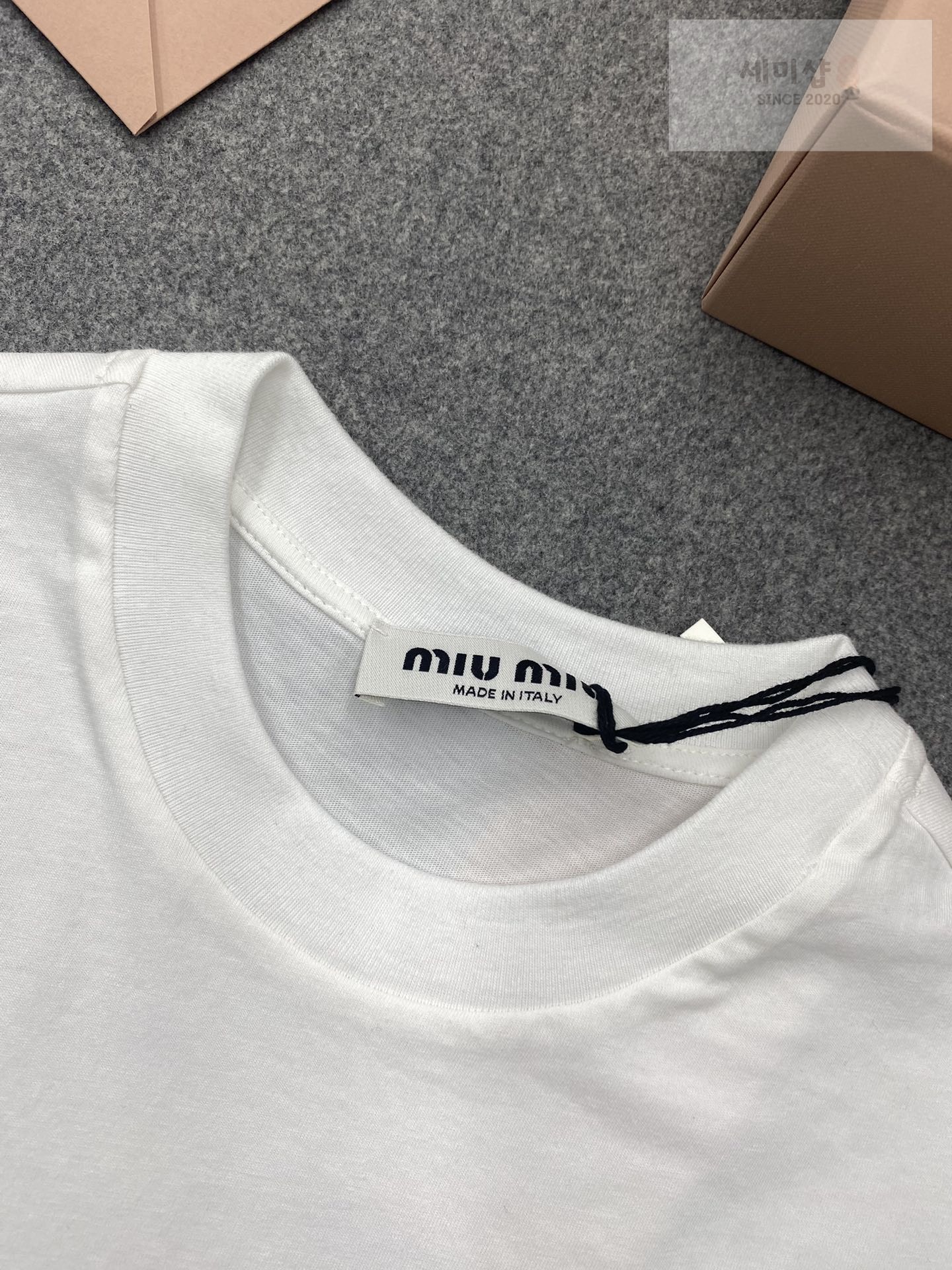 Miu Miu 미우미우 하드 자수 패치 반팔 티셔츠 “2COLOR” 화이트 의류 8번 이미지