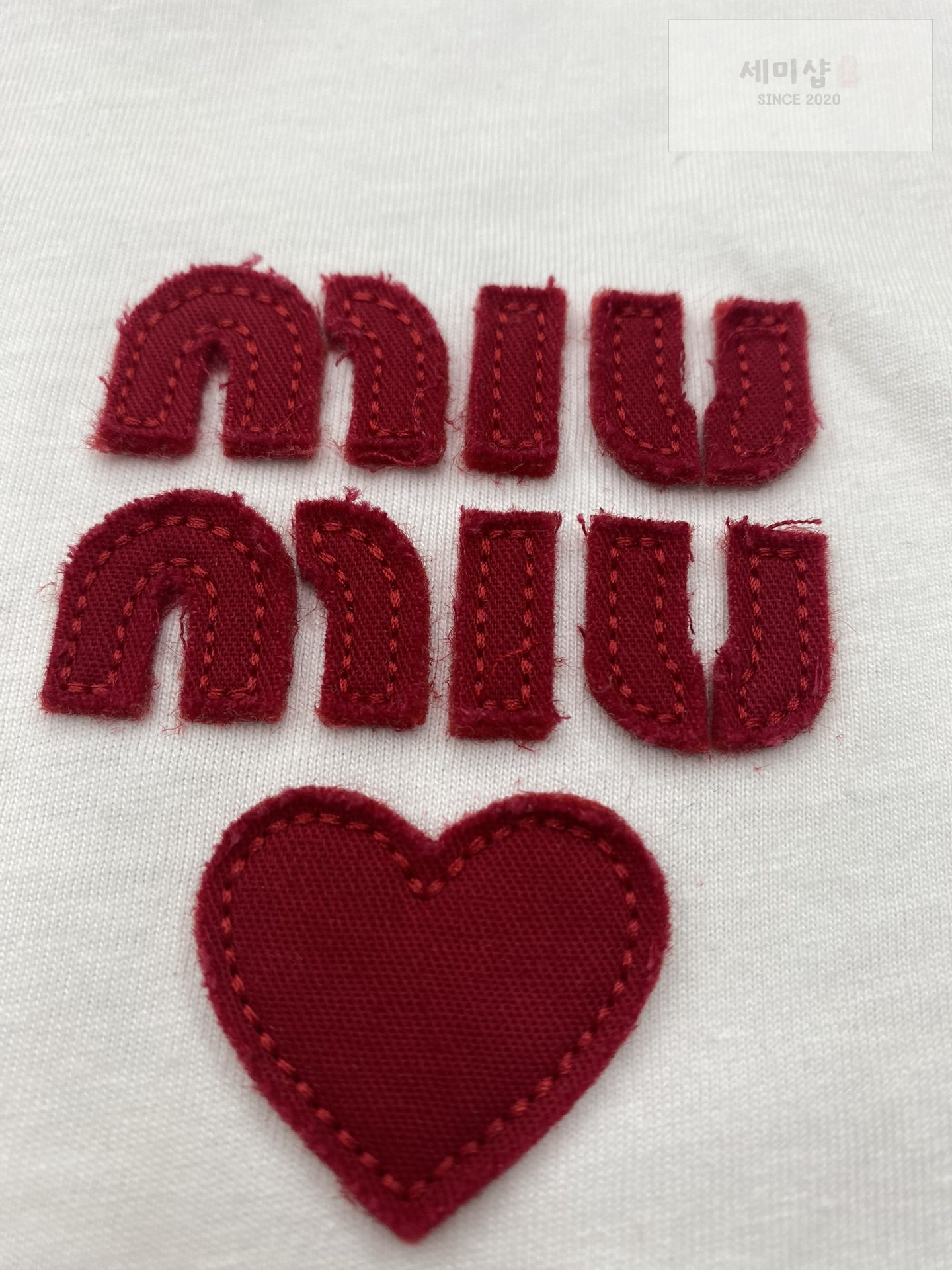 Miu Miu 미우미우 하드 자수 패치 반팔 티셔츠 “2COLOR” 화이트 의류 9번 이미지