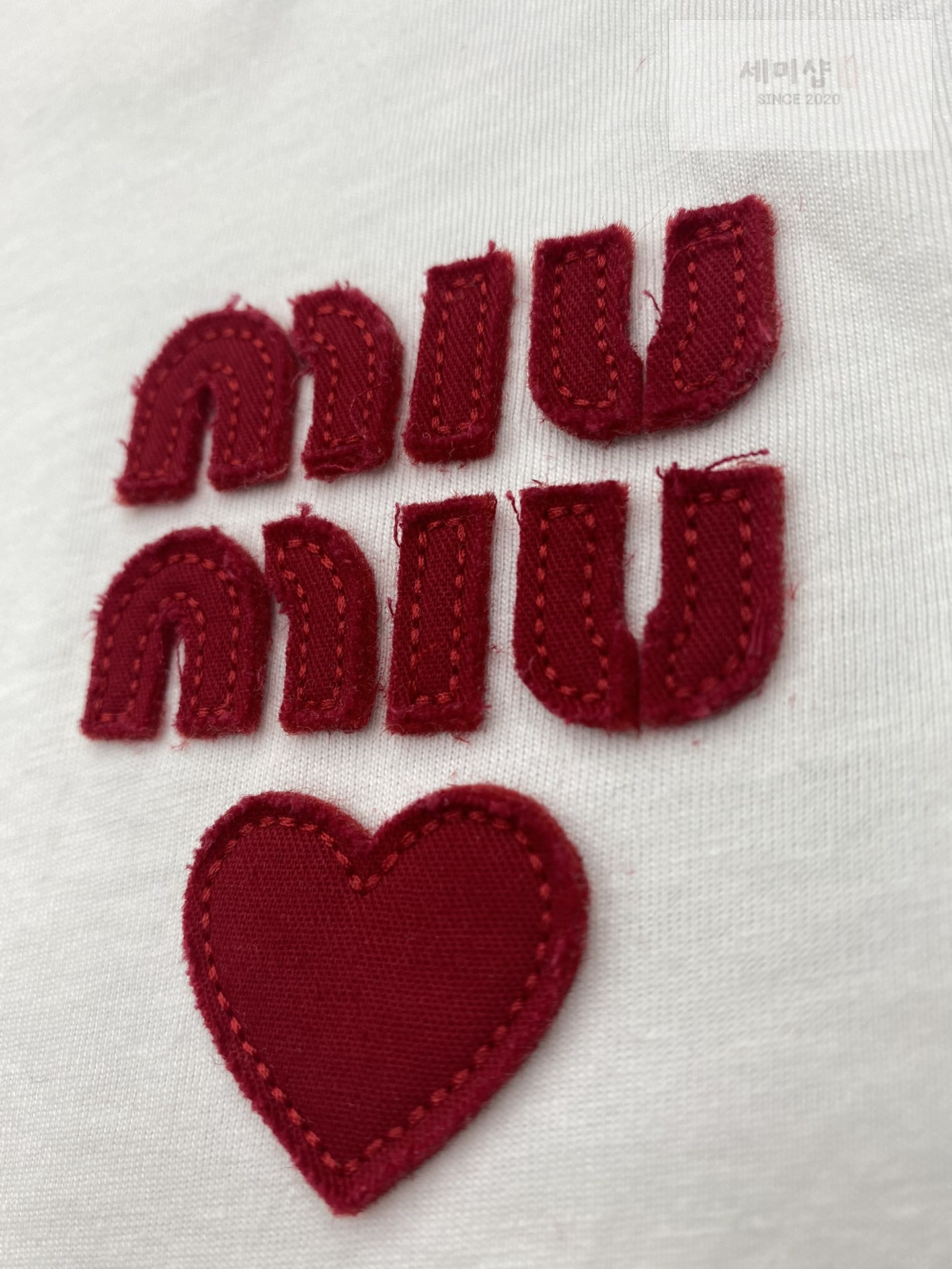 Miu Miu 미우미우 하드 자수 패치 반팔 티셔츠 “2COLOR” 화이트 의류 10번 이미지