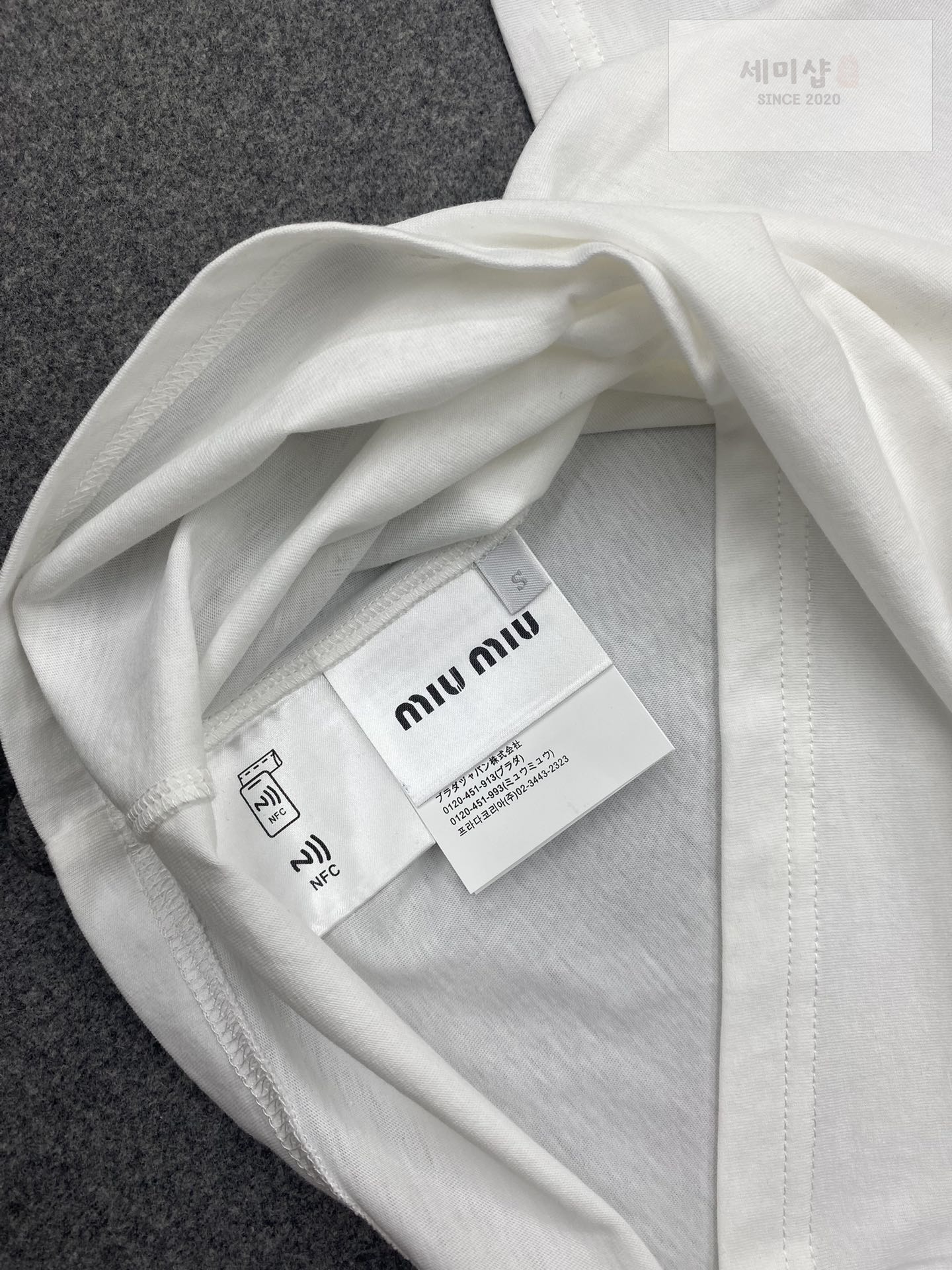 Miu Miu 미우미우 하드 자수 패치 반팔 티셔츠 “2COLOR” 화이트 의류 11번 이미지