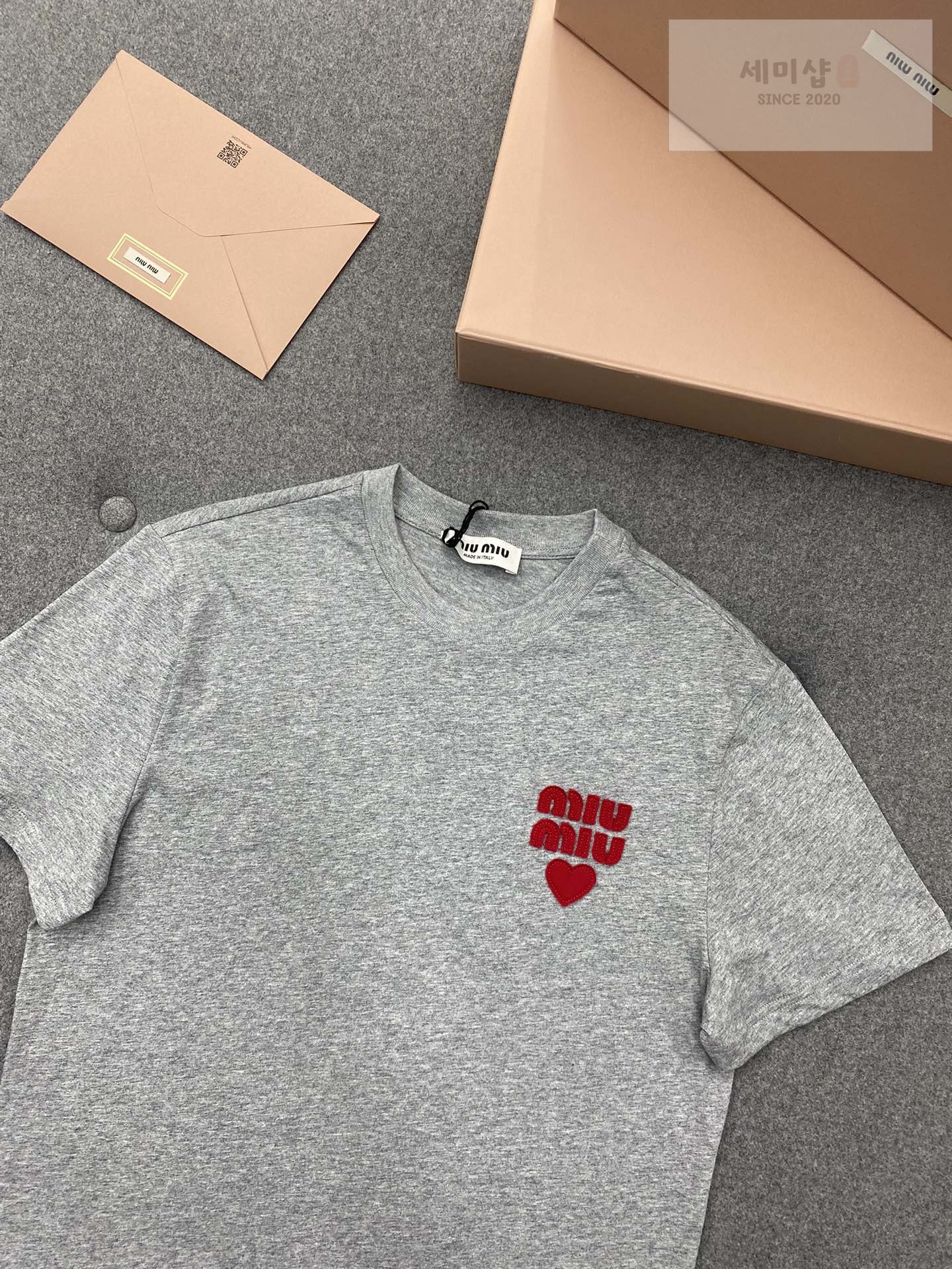 Miu Miu 미우미우 하드 자수 패치 반팔 티셔츠 “2COLOR” 화이트 의류 14번 이미지