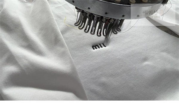 Miu Miu 미우미우 25SS 스몰 로고 맨투맨 스웨트셔츠 의류 30번 이미지