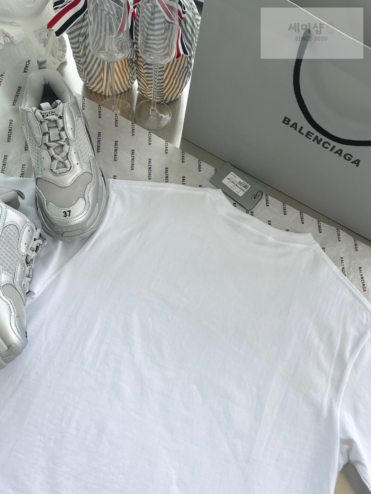 Balenciaga 발렌시아가 뉴 카피라이트 미디엄 핏 반팔 티셔츠 “2COLOR” NO.1 의류 14번 이미지