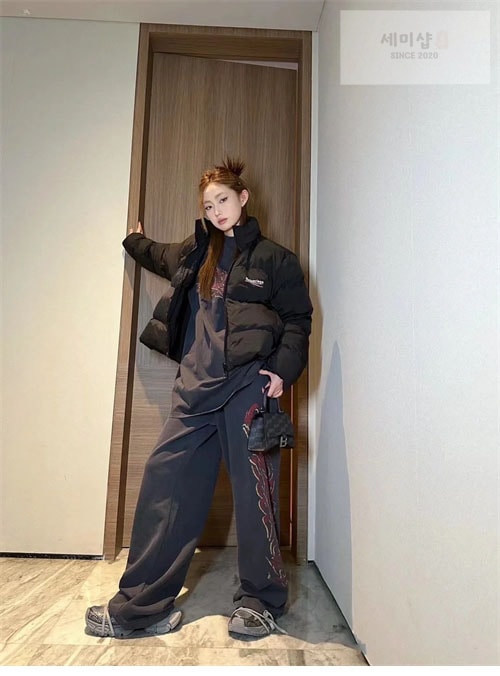 Balenciaga 발렌시아가 웨이브로고 C-쉐입 패딩 자켓 의류 16번 이미지