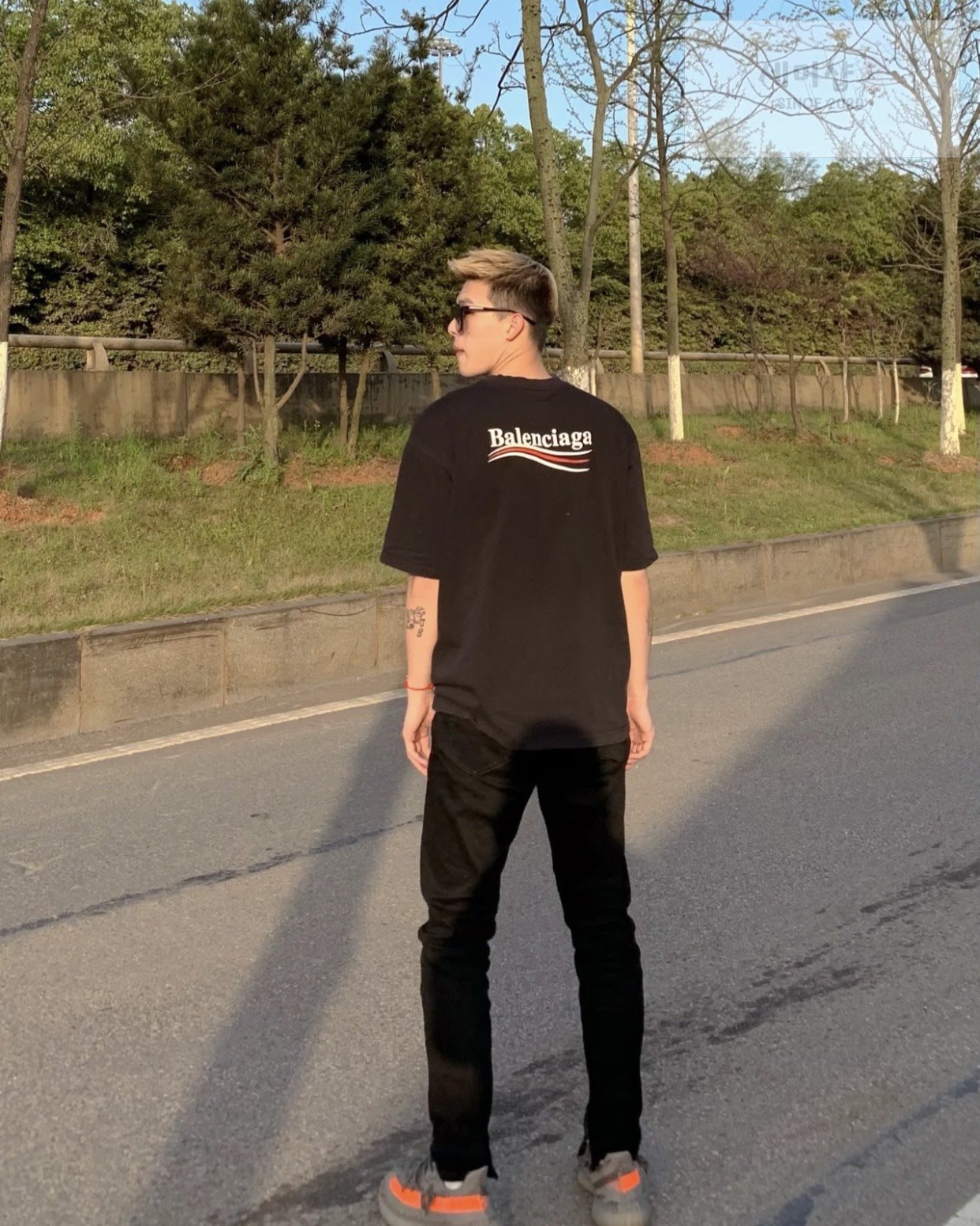 Balenciaga 발렌시아가 폴리티컬 로고 켐페인 라지 핏 반팔 티셔츠 블랙 의류 5번 이미지
