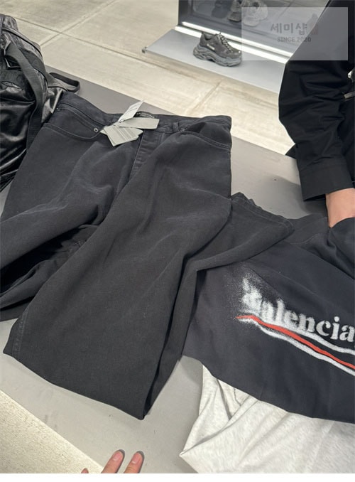 Balenciaga 발렌시아가 24FW 배기 팬츠 의류 2번 이미지