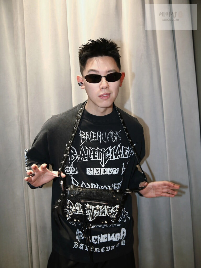 Balenciaga 발렌시아가 24SS 그래픽 멀티 프린트 로고 오버핏 반팔 “4COLOR” BLACK 의류 2번 이미지