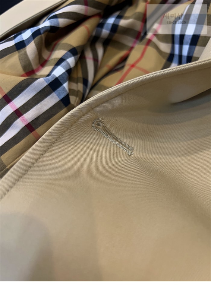 Burberry 버버리 해리티지 여성용 숏 뉴 켄징턴 트렌치코트 베이지 의류 13번 이미지
