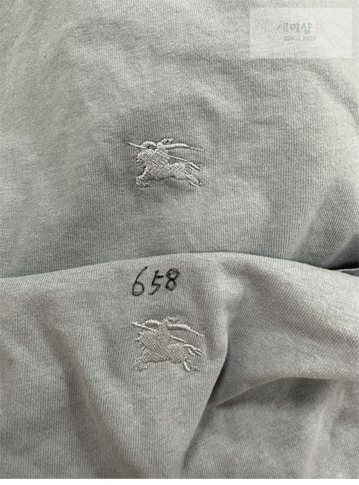 Burberry 버버리 EKD 자수 넥 포인트레터링 반팔 티셔츠 블루 의류 27번 이미지
