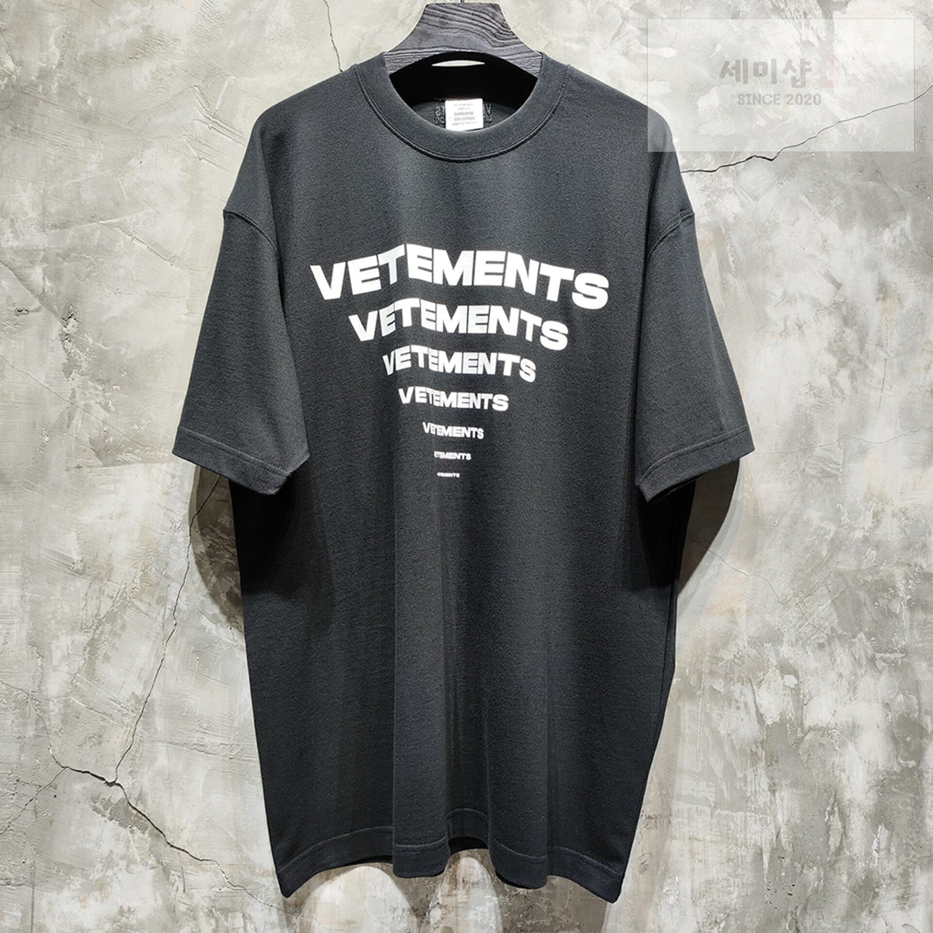 Vetements 베트멍 24SS PYRAMID 로고 반팔 티셔츠 블랙 의류 1번 이미지
