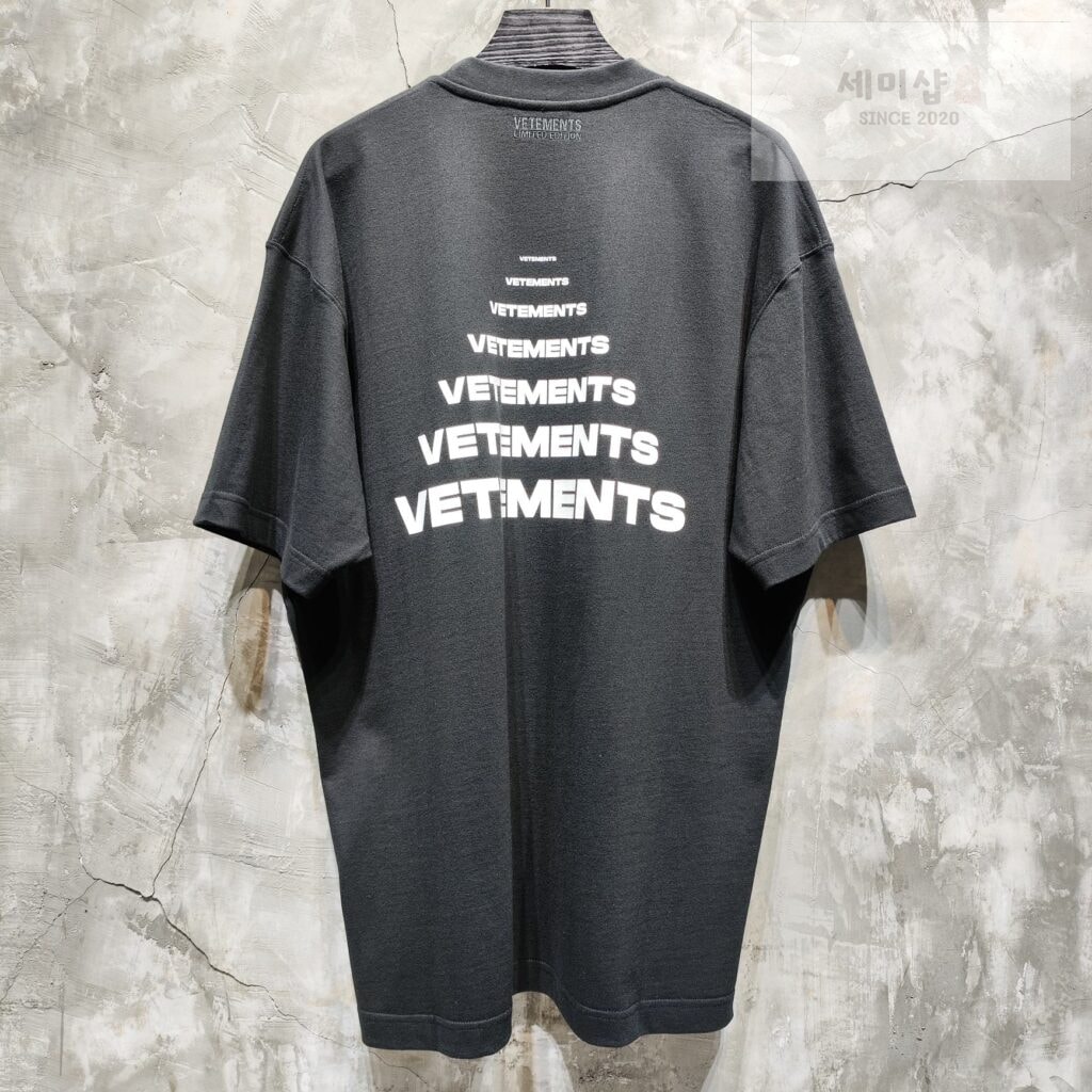 Vetements 베트멍 24SS PYRAMID 로고 반팔 티셔츠 블랙 의류 4번 이미지