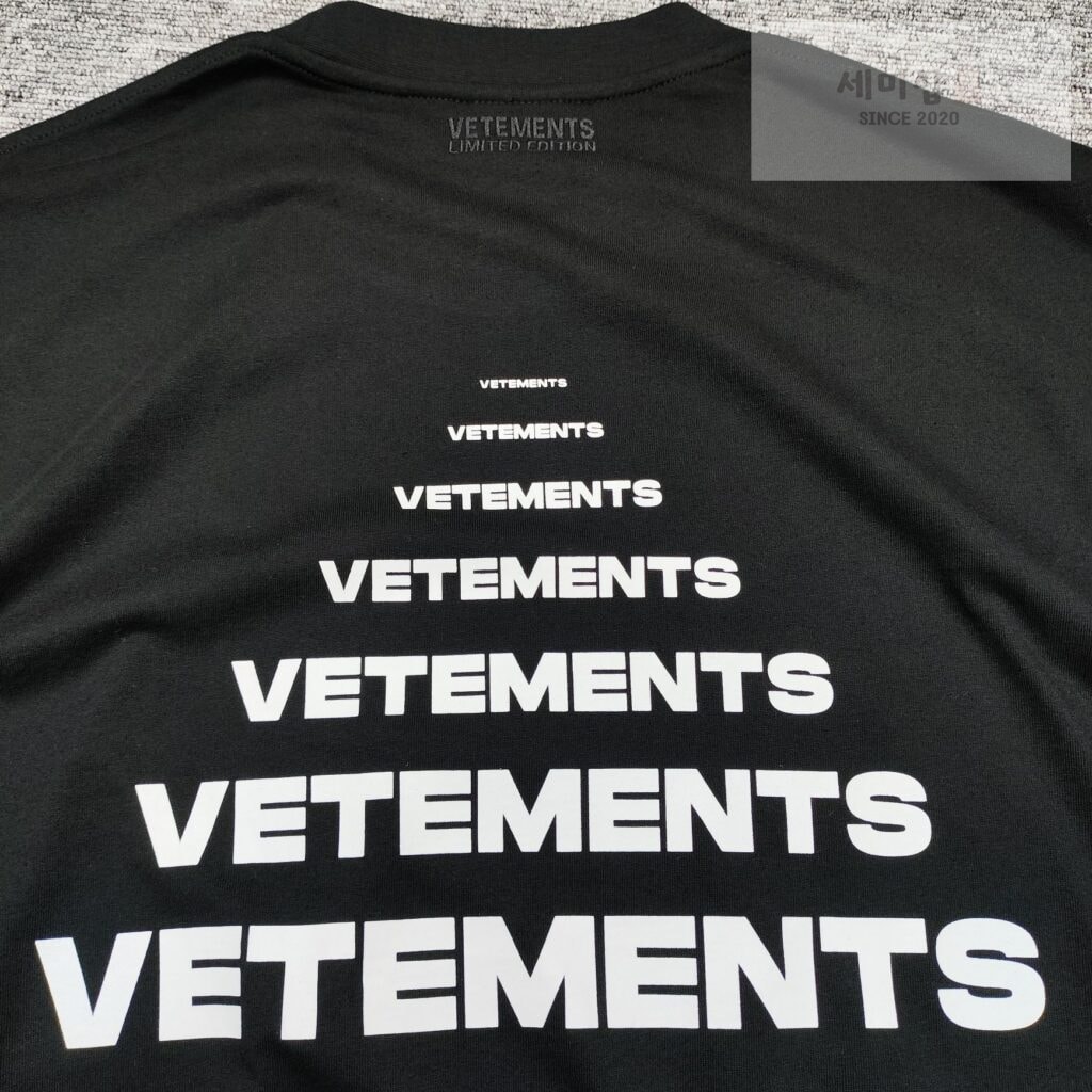 Vetements 베트멍 24SS PYRAMID 로고 반팔 티셔츠 블랙 의류 11번 이미지