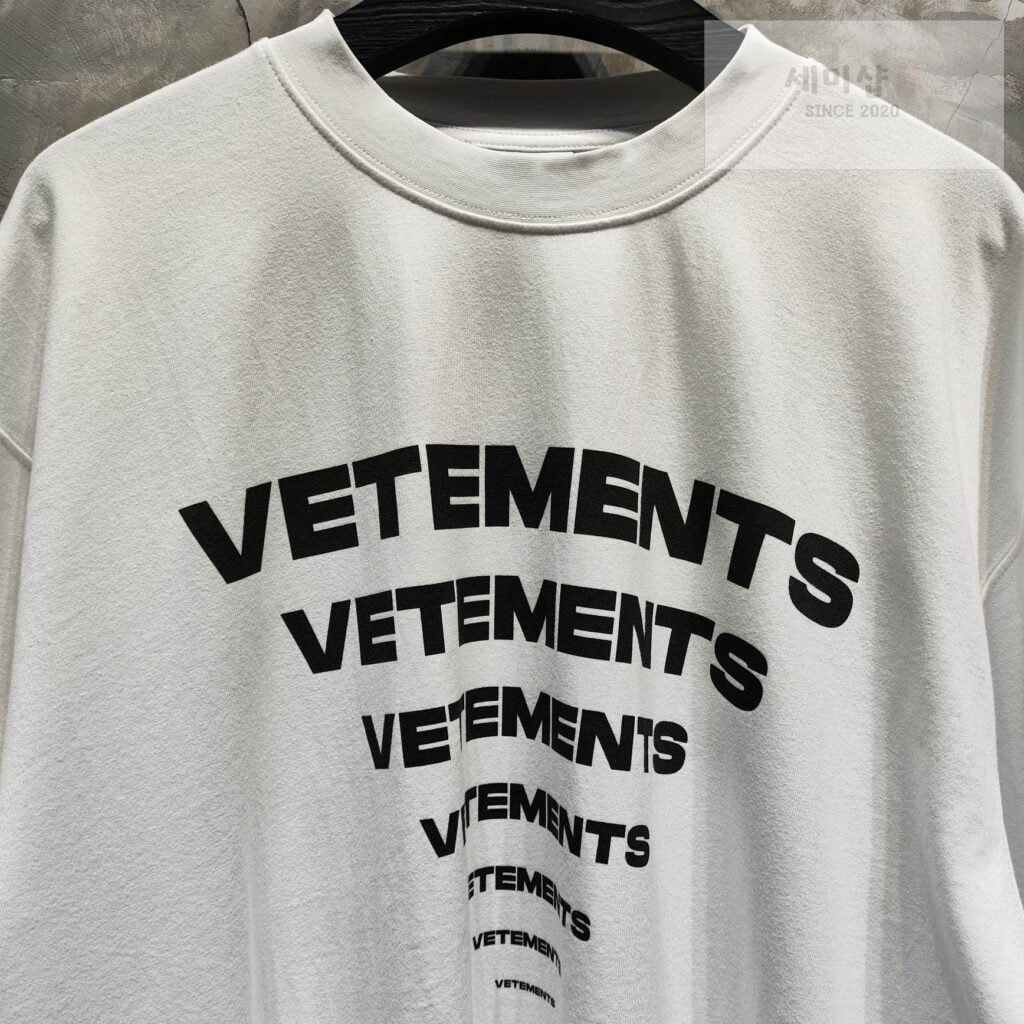 Vetements 베트멍 24SS PYRAMID 로고 반팔 티셔츠 화이트 의류 9번 이미지