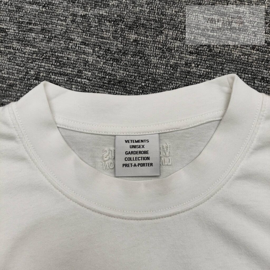 Vetements 베트멍 24SS PYRAMID 로고 반팔 티셔츠 화이트 의류 2번 이미지