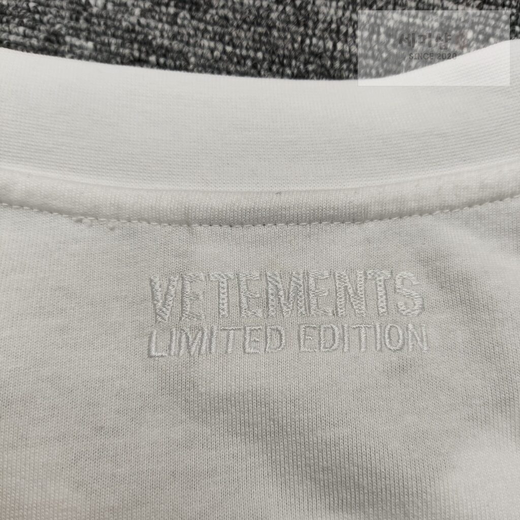 Vetements 베트멍 24SS PYRAMID 로고 반팔 티셔츠 화이트 의류 3번 이미지