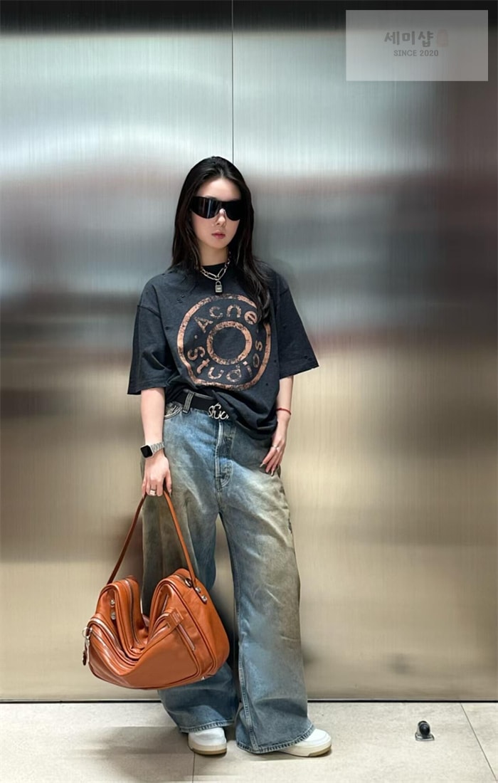 Acne Studios 아크네 버튼 로고 프린트 디스트레스 반팔 티셔츠 블랙 의류 6번 이미지