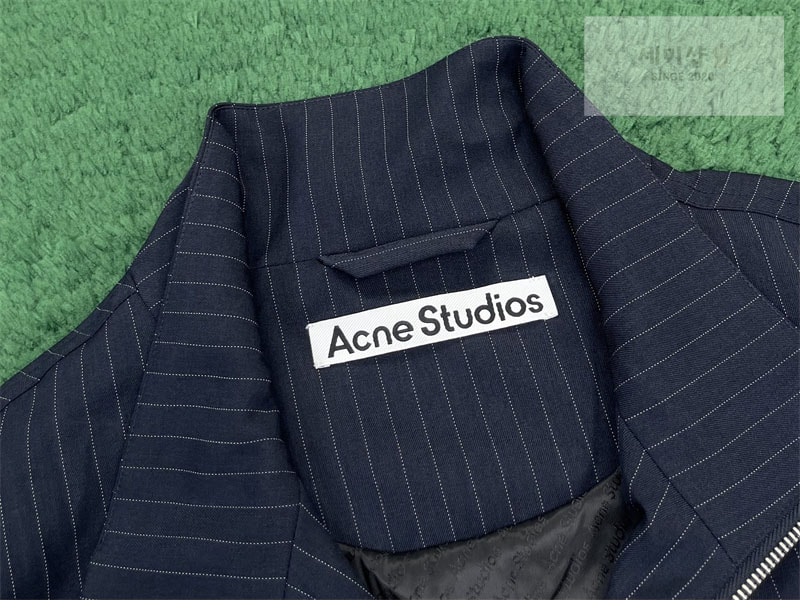 Acne Studios 아크네 핀 스트라이프 하이넥 시즌 보우 자수 릴랙스핏 자켓 레플리카 13번 이미지 - 의류 | 세미샵 레플리카 사이트