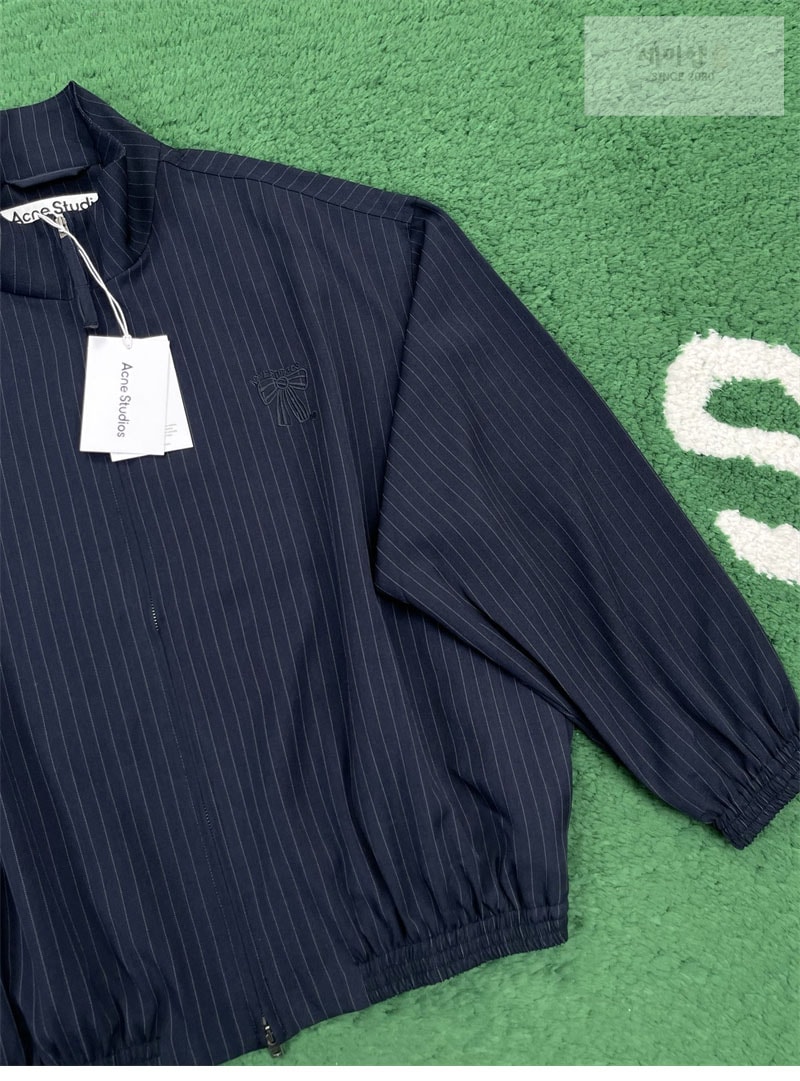 Acne Studios 아크네 핀 스트라이프 하이넥 시즌 보우 자수 릴랙스핏 자켓 레플리카 5번 이미지 - 의류 | 세미샵 레플리카 사이트