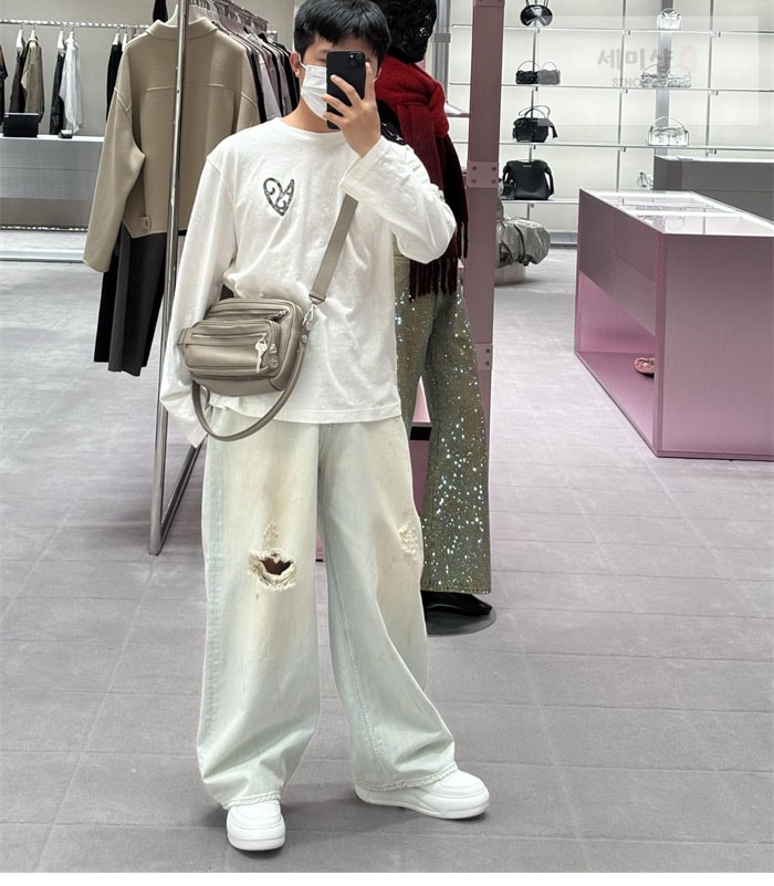 Acne Studios 아크네 하트 프린트 긴팔 티셔츠 의류 13번 이미지