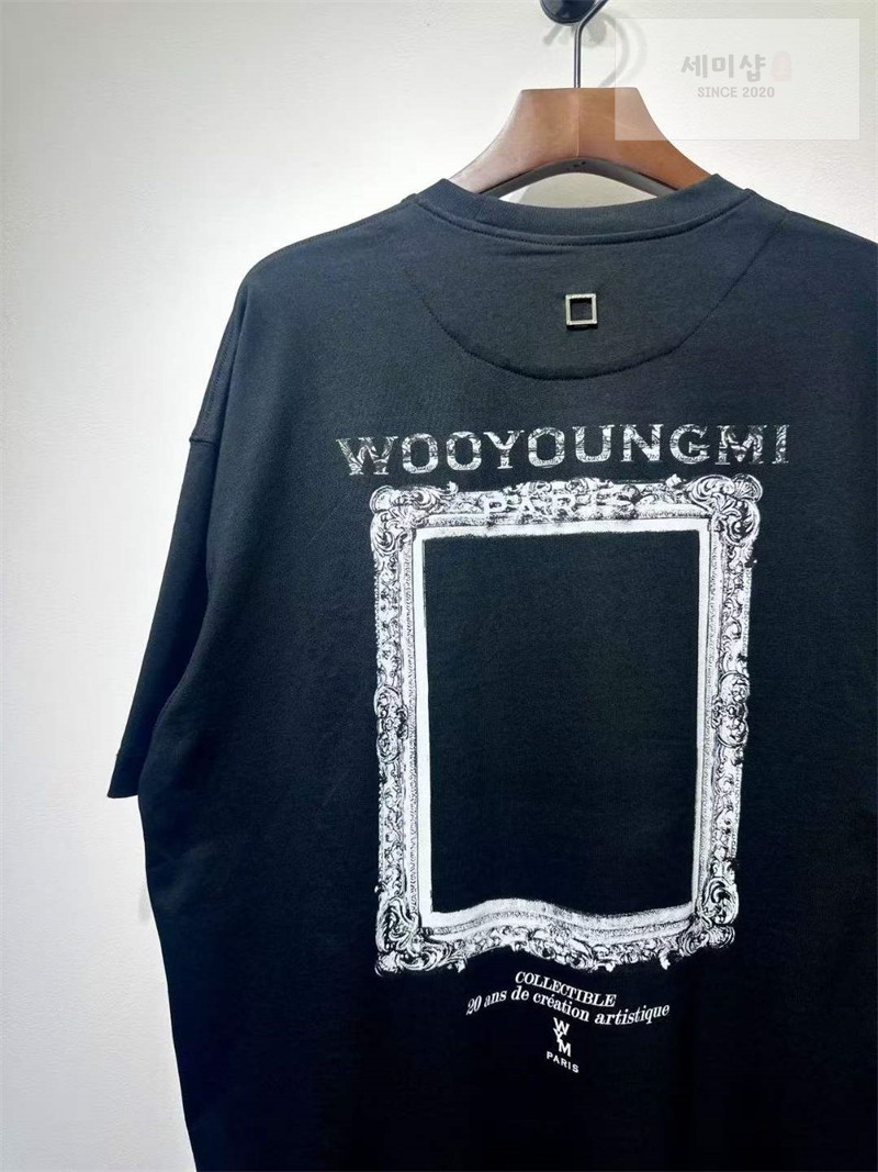 우영미 우영미 프레임 스퀘어 백로고 티셔츠 블랙 의류 7번 이미지
