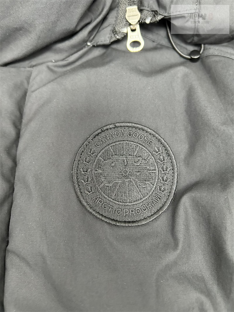Canada Goose 캐나다구스 Umba 움바 다운 패딩 자켓 블랙 의류 5번 이미지