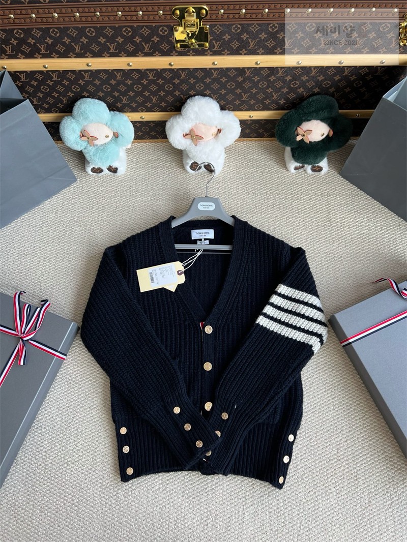 Thom Browne 톰브라운 가먼트 다이드 사선완장 케이블 가디건 네이비 의류 23번 이미지