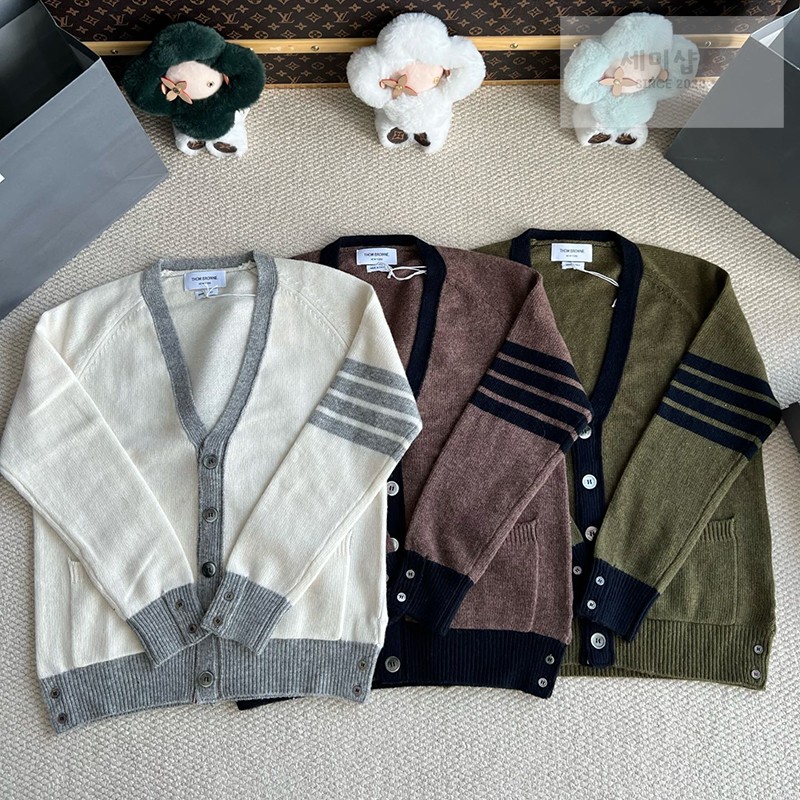 Thom Browne 톰브라운 사선완장 셰틀랜드 울 래글런 브이넥 가디건 화이트 의류 1번 이미지
