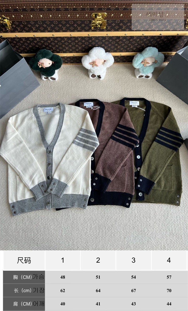 Thom Browne 톰브라운 사선완장 셰틀랜드 울 래글런 브이넥 가디건 화이트 의류 2번 이미지