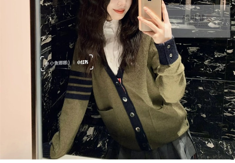 Thom Browne 톰브라운 사선완장 셰틀랜드 울 래글런 브이넥 가디건 화이트 의류 5번 이미지