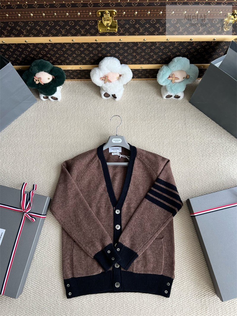 Thom Browne 톰브라운 사선완장 셰틀랜드 울 래글런 브이넥 가디건 화이트 의류 15번 이미지
