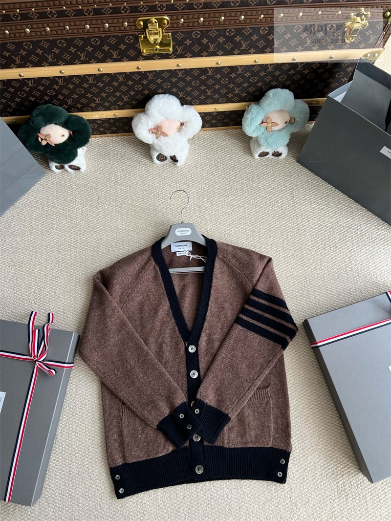 Thom Browne 톰브라운 사선완장 셰틀랜드 울 래글런 브이넥 가디건 화이트 의류 16번 이미지