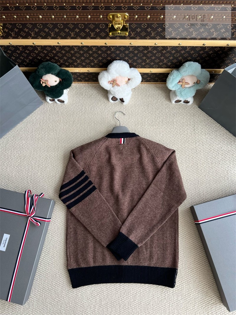 Thom Browne 톰브라운 사선완장 셰틀랜드 울 래글런 브이넥 가디건 화이트 의류 17번 이미지
