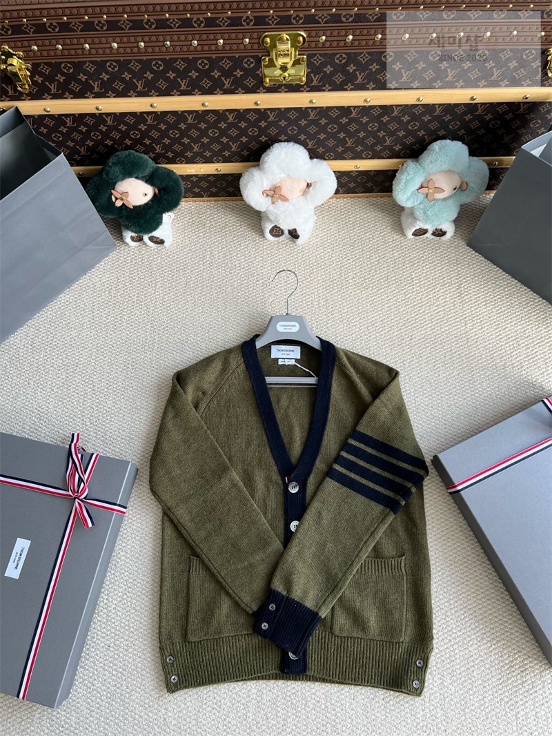Thom Browne 톰브라운 사선완장 셰틀랜드 울 래글런 브이넥 가디건 화이트 의류 24번 이미지