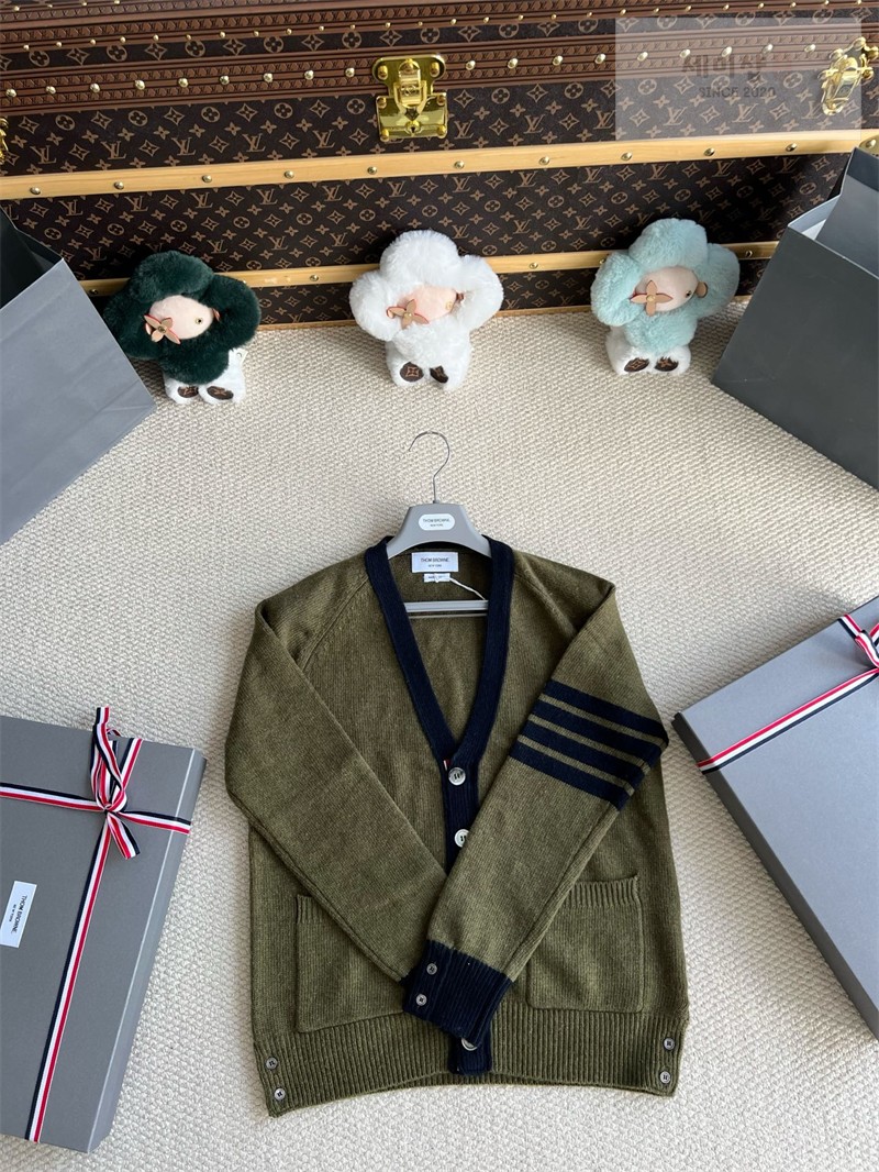 Thom Browne 톰브라운 사선완장 셰틀랜드 울 래글런 브이넥 가디건 화이트 의류 25번 이미지