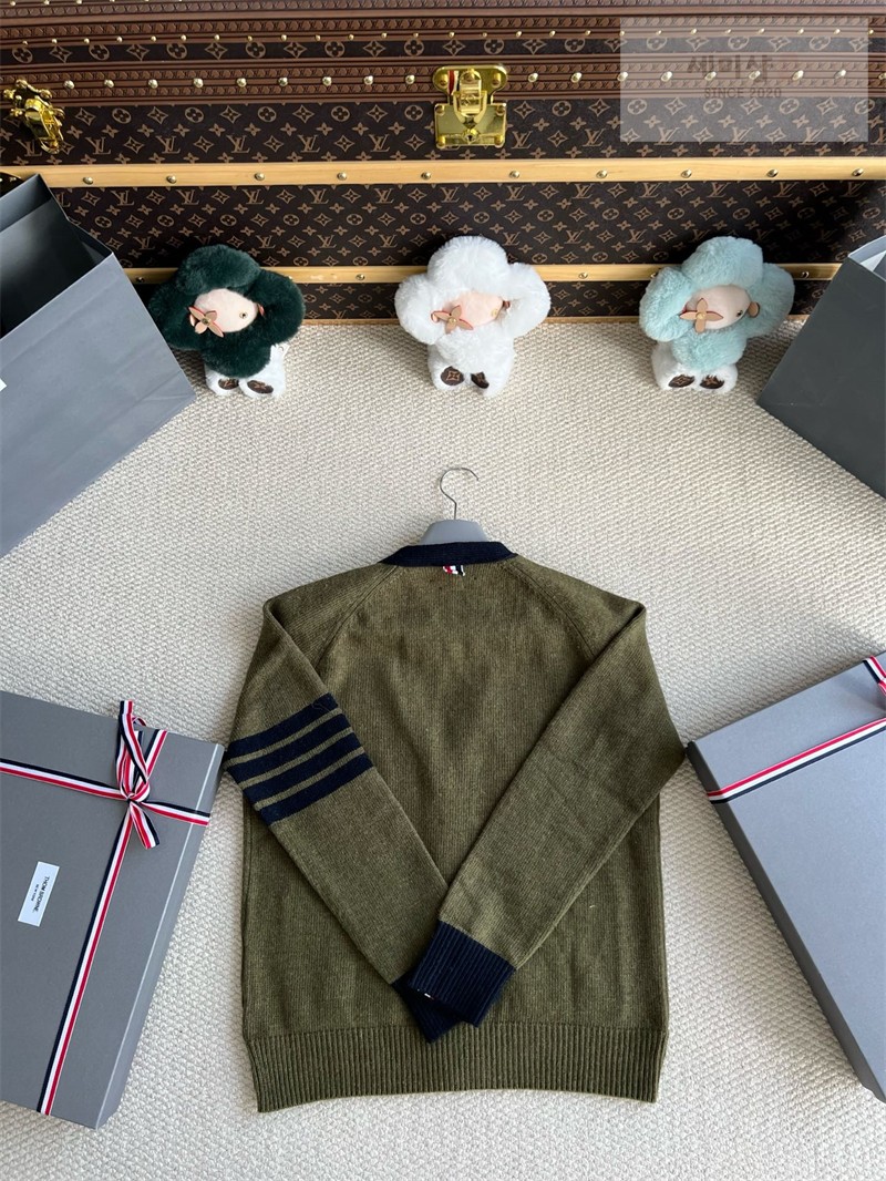 Thom Browne 톰브라운 사선완장 셰틀랜드 울 래글런 브이넥 가디건 화이트 의류 26번 이미지