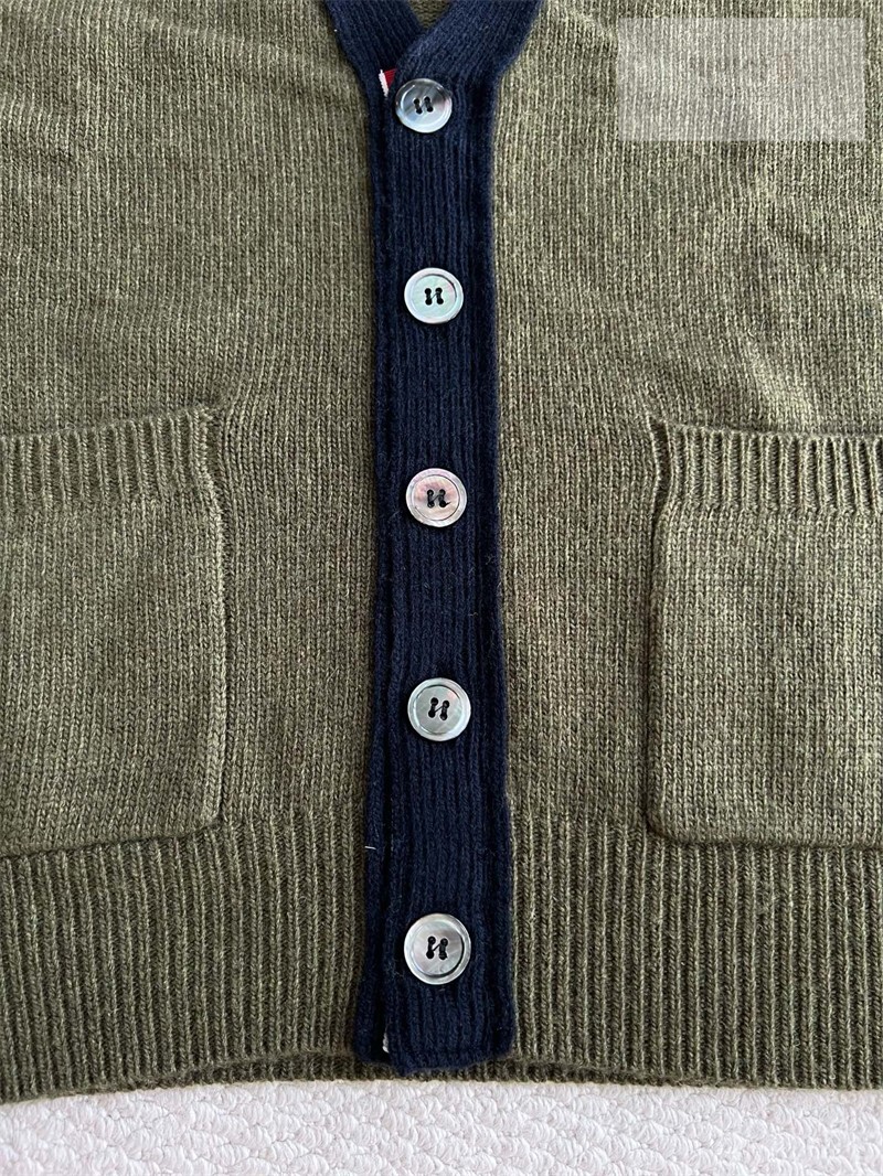 Thom Browne 톰브라운 사선완장 셰틀랜드 울 래글런 브이넥 가디건 화이트 의류 31번 이미지
