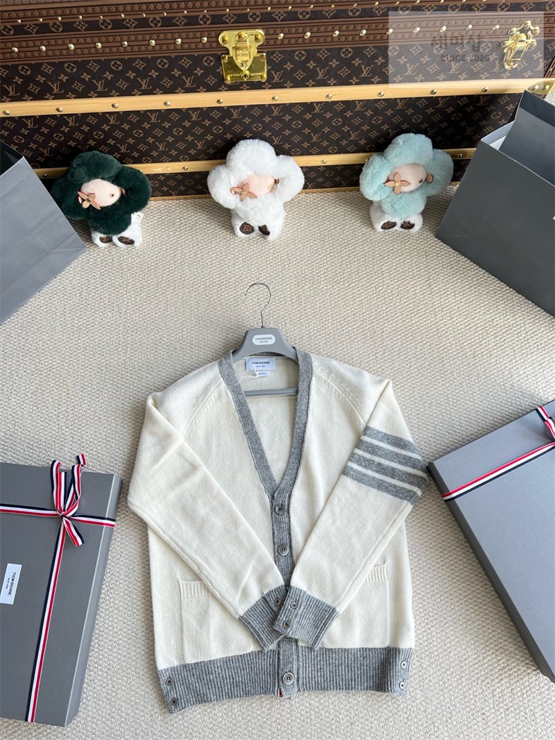 Thom Browne 톰브라운 사선완장 셰틀랜드 울 래글런 브이넥 가디건 화이트 의류 33번 이미지