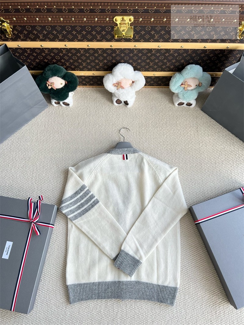 Thom Browne 톰브라운 사선완장 셰틀랜드 울 래글런 브이넥 가디건 화이트 의류 34번 이미지