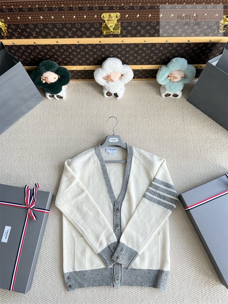 Thom Browne 톰브라운 사선완장 셰틀랜드 울 래글런 브이넥 가디건 화이트 의류 35번 이미지