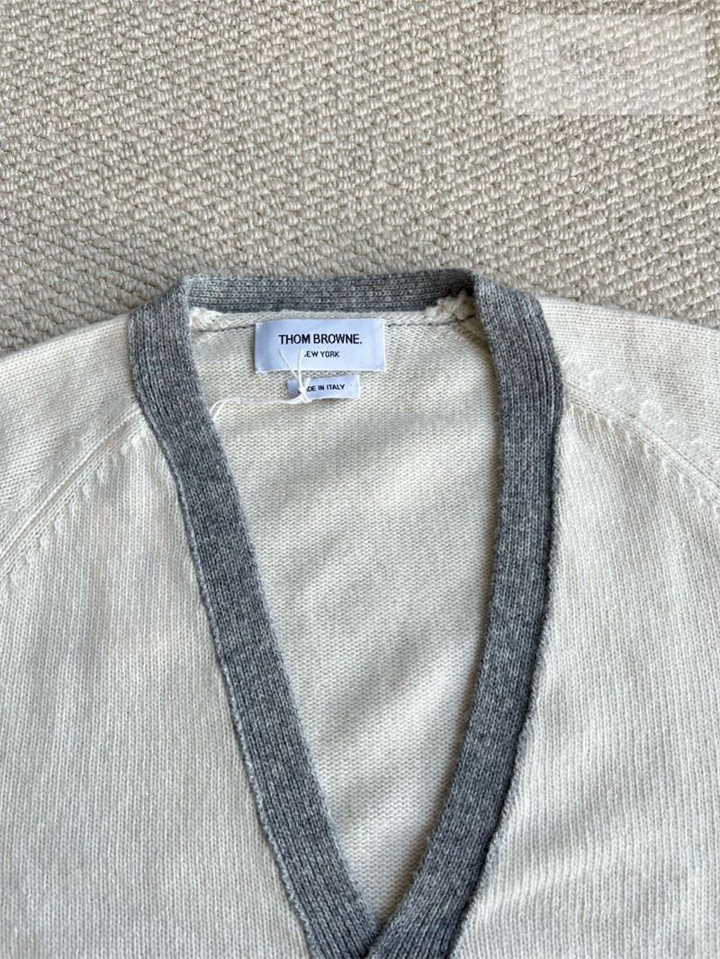Thom Browne 톰브라운 사선완장 셰틀랜드 울 래글런 브이넥 가디건 화이트 의류 36번 이미지