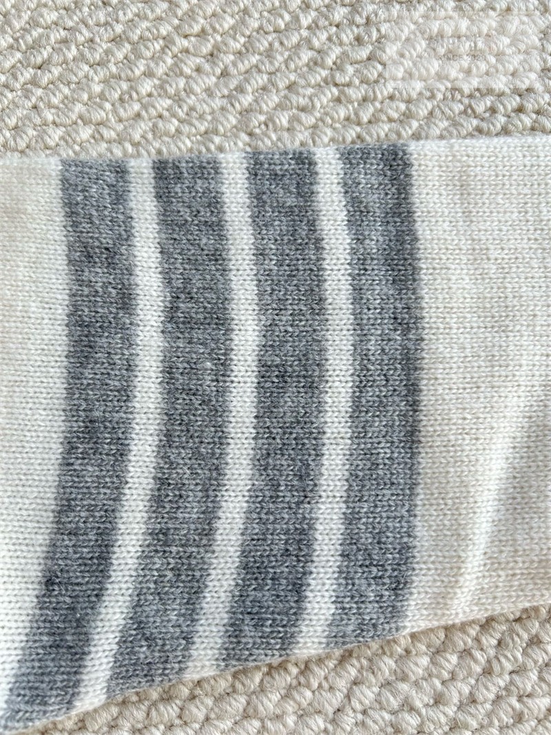 Thom Browne 톰브라운 사선완장 셰틀랜드 울 래글런 브이넥 가디건 화이트 의류 37번 이미지
