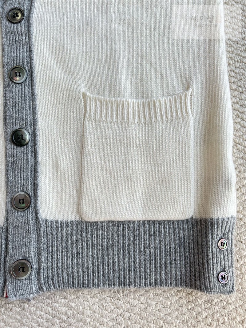 Thom Browne 톰브라운 사선완장 셰틀랜드 울 래글런 브이넥 가디건 화이트 의류 39번 이미지