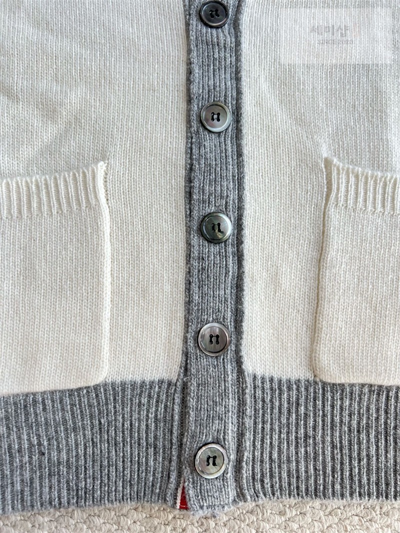 Thom Browne 톰브라운 사선완장 셰틀랜드 울 래글런 브이넥 가디건 화이트 의류 40번 이미지
