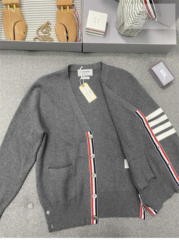 Thom Browne 톰브라운 사선완장 코튼 클래식 가디건 의류 23번 이미지